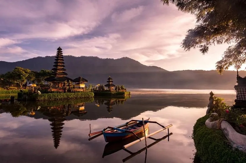 Ile trwa lot do Indonezji? Sprawdź, co wpływa na czas podróży