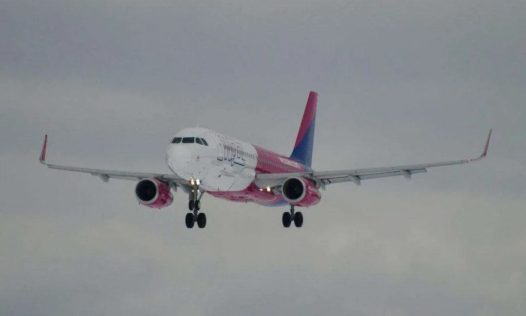 Czy można zabrać kanapki do samolotu w Wizz Air? Oto ważne zasady