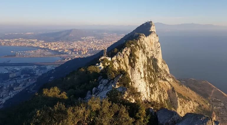 Gibraltar czy trzeba paszport? Odkryj wymagania dla podróżnych